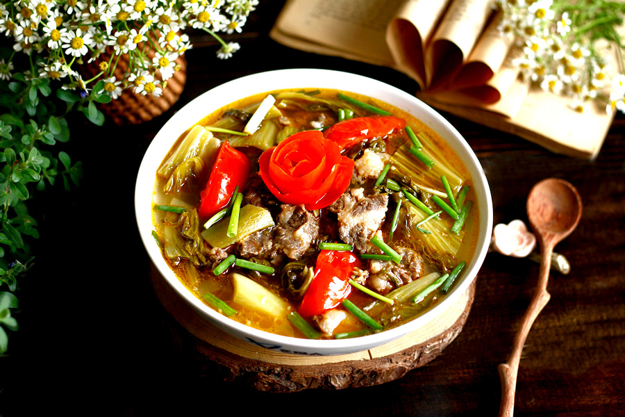 Canh cải chua thịt bò mềm ngon