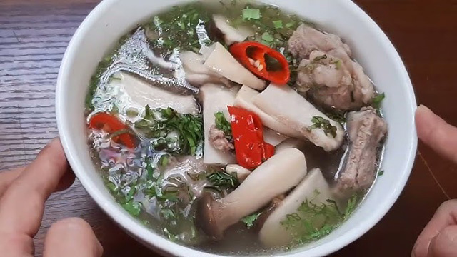 Món canh nấm đùi gà