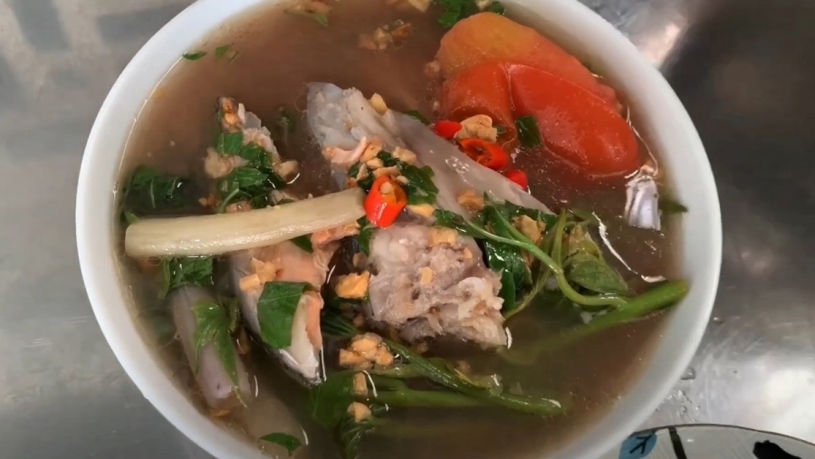 Món canh rau khoai lang với cua hoặc tôm