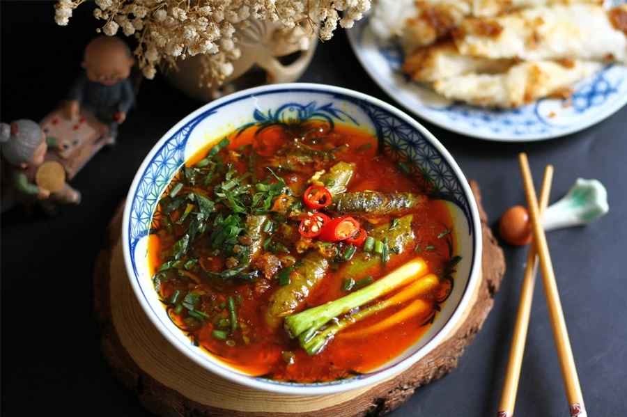 Món súp lươn ăn với bánh mì